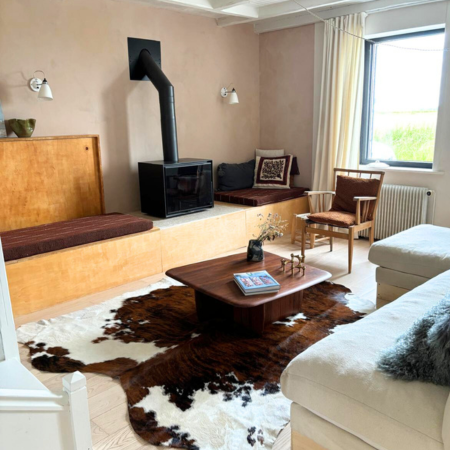 Tapis en peau de vache marron et blanche